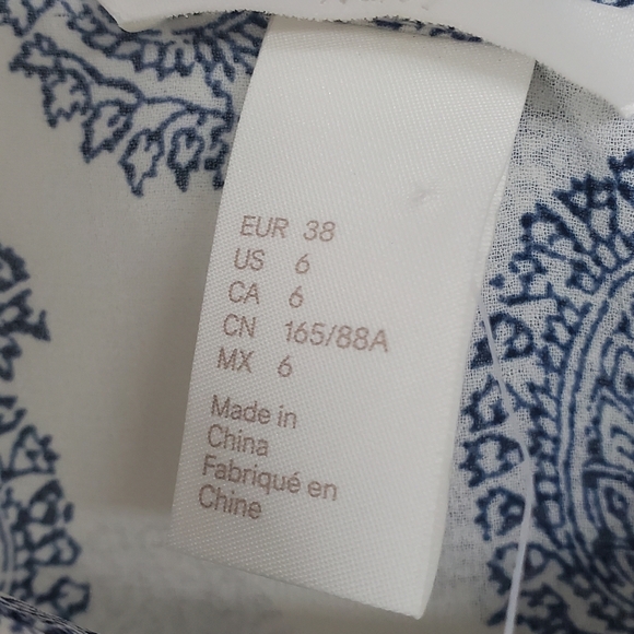 Sleeveless blouse in airy chiffon. Collar, buttons at front, and a rounded hem. - Picture 9 of 11